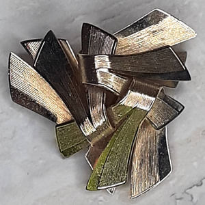 Vintage Signed Coro Pegasus Gold Tone Ribbon Brooch Pin 2"